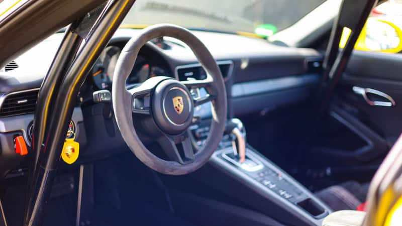 Der Innenraum eines Porsche GT3 MR.