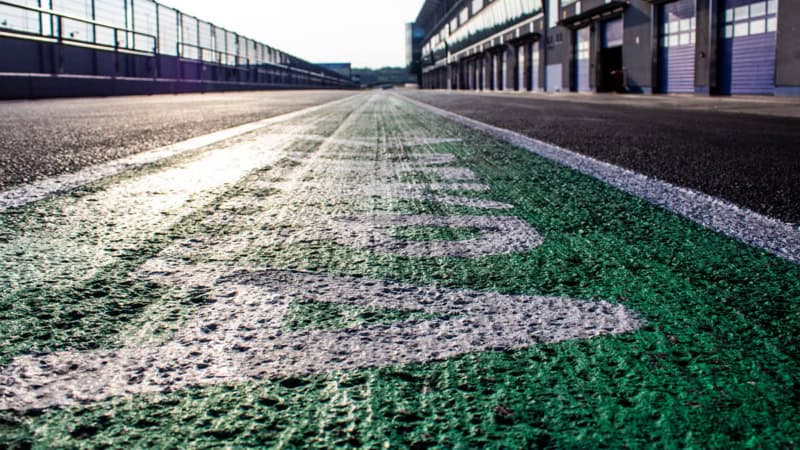 Asphalt einer Rennstrecke.