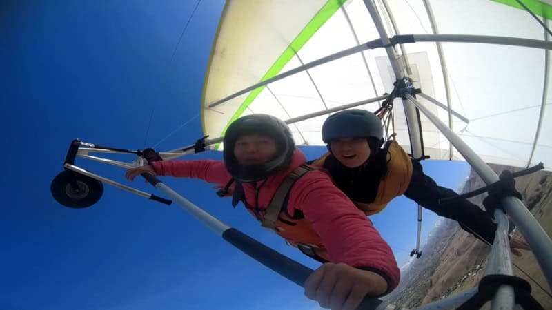 Ein Actioncam Foto vom Drachen aus. Man sieht beide Flieger wie sie eine Kurve fliegen und sich freuen.