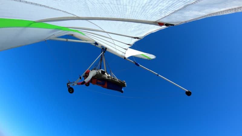 Ein Foto was während des Fluges vom ende eines Flügels aufgenommen wurde und den gesamten Drachen mit Fliegern zeigt.