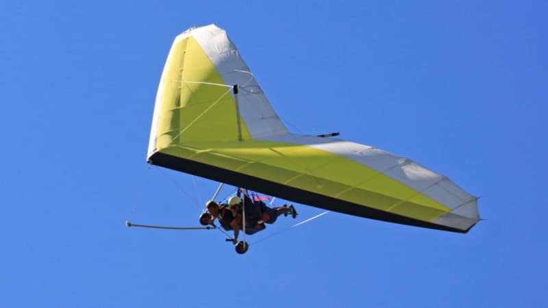 Ein Tandem Drache mit dem eine kurve geflogen wird.