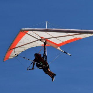 Zwei Drachen Gleitschirm Flieger während eines Fluges fotografiert.