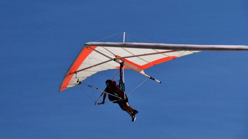 Zwei Drachen Gleitschirm Flieger während eines Fluges fotografiert.