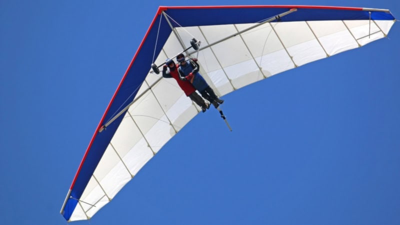 Ein großer Tandem Drache, der von unten beim fliegenfotografiert wird.