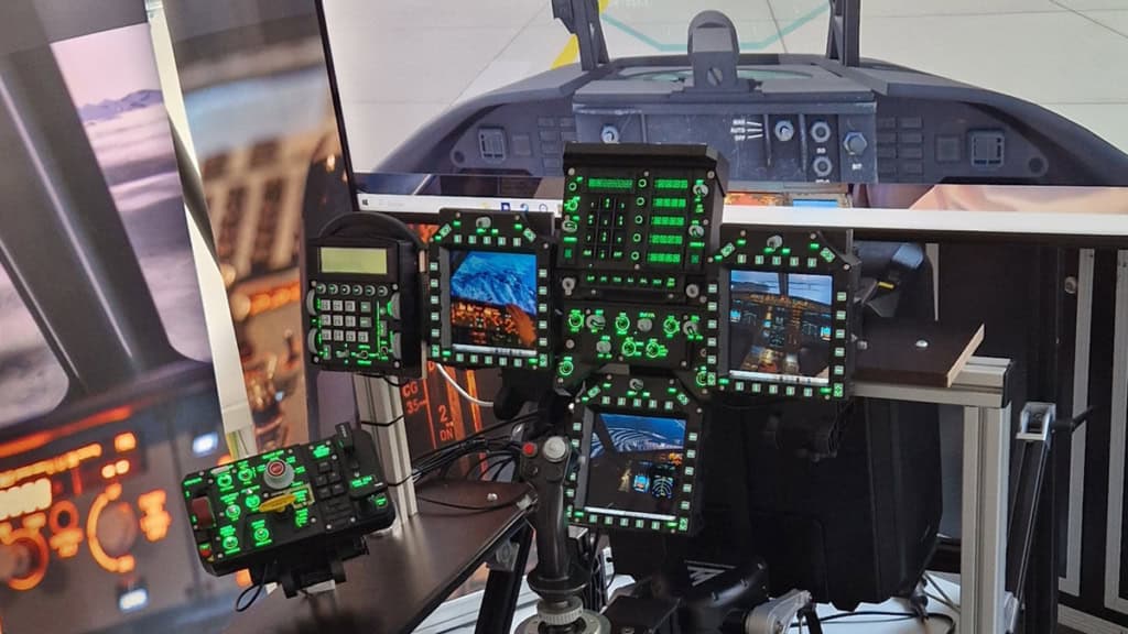flusimulator-Frankfurt4 Steuerelemente des 4D Flugsimulators in Frankfurt.