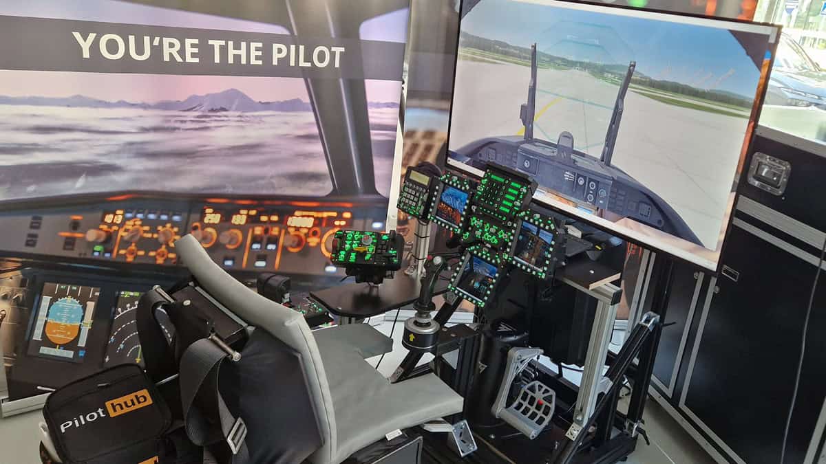 flusimulator-Frankfurt5 Steuerelemente und Piloten sitz eines Kampfjet Flugzeug Simulators in Frankfurt.