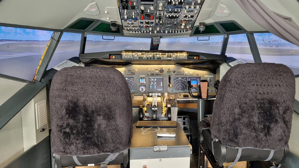 Kleines Cockpit im Flugzeugsimulator in Frankfurt.