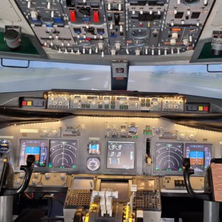 Nahaufnahme aller Steuerelemente in Flugzeugsimulator in Frankfurt.