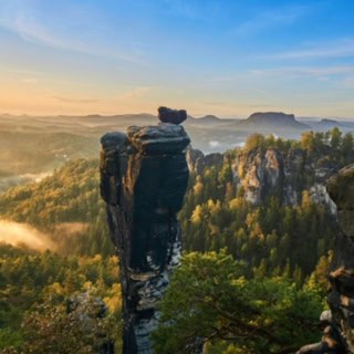 Ein schmaler Felsen in der Sächsischen Schweiz.