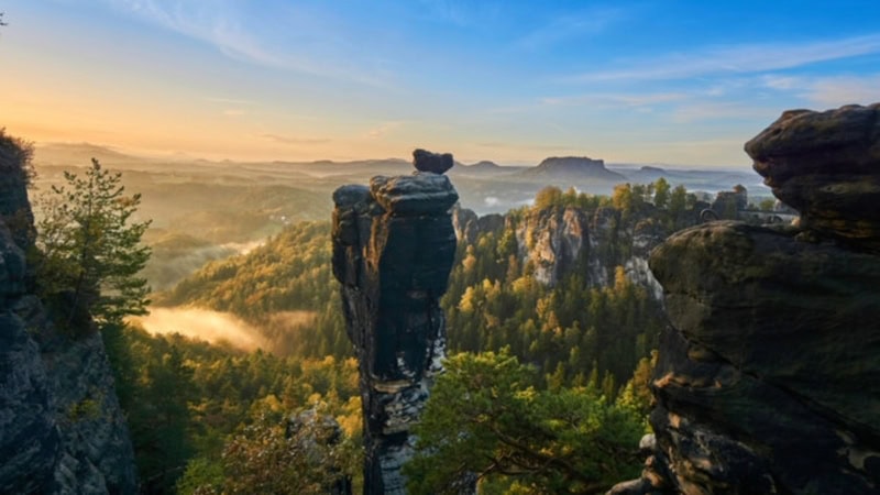 Ein schmaler Felsen in der Sächsischen Schweiz.