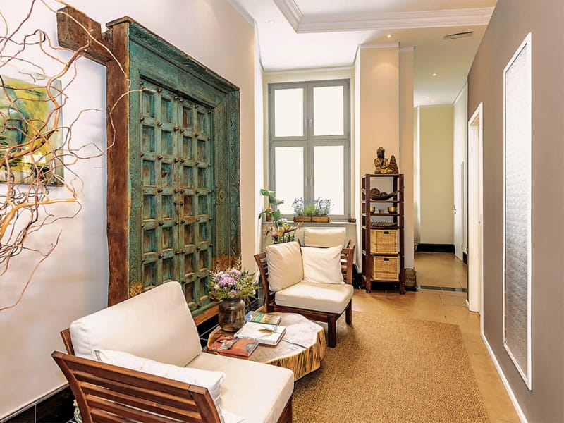 gemütliches Massage-Studio mit Sitzgelegenheiten und moderner Einrichtung