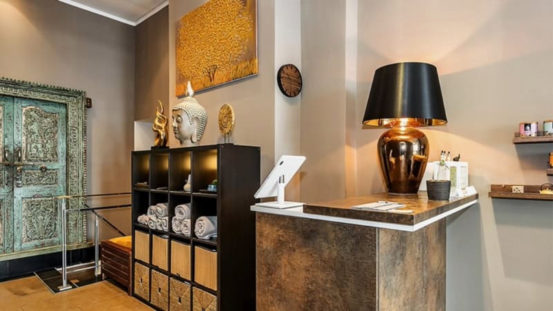 modernes Massage-Studio mit Tresen, Regal und Dekoration