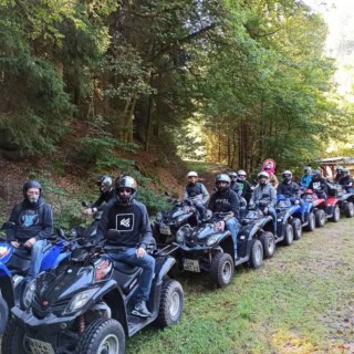 Eine große Gruppe bei einer Quad Tour in der Pfalz.