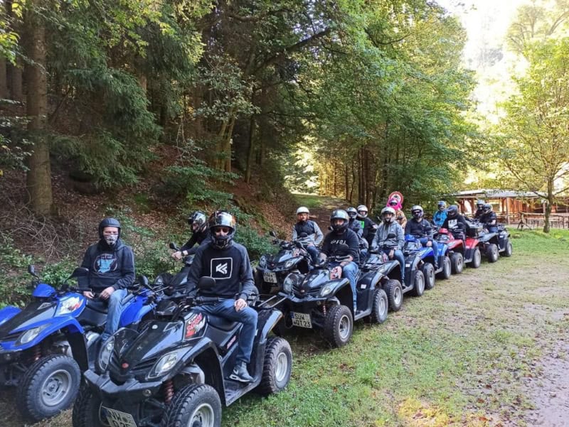 Eine große Gruppe bei einer Quad Tour in der Pfalz.