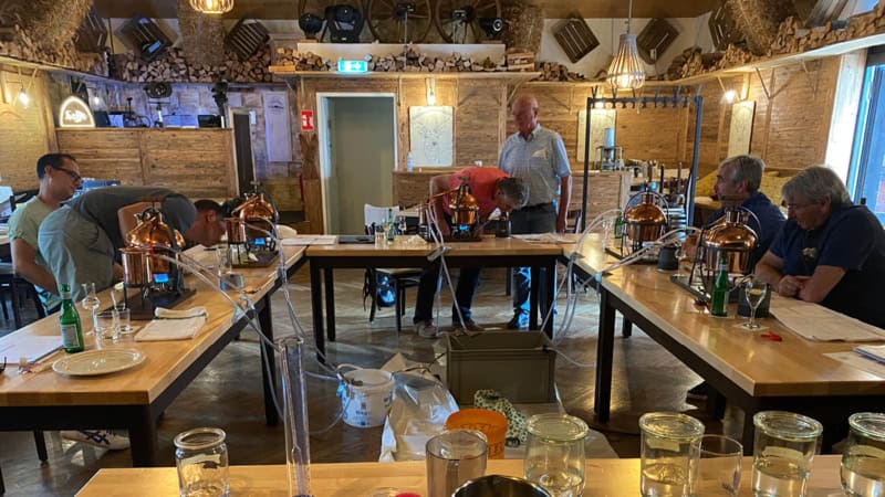 Mehrere Teilnehmer bei dem Destillationsseminar in München.