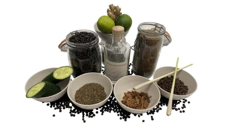 Verschiedene Zutaten und Gewürze, die für das Destillationsseminar benötigt werden.