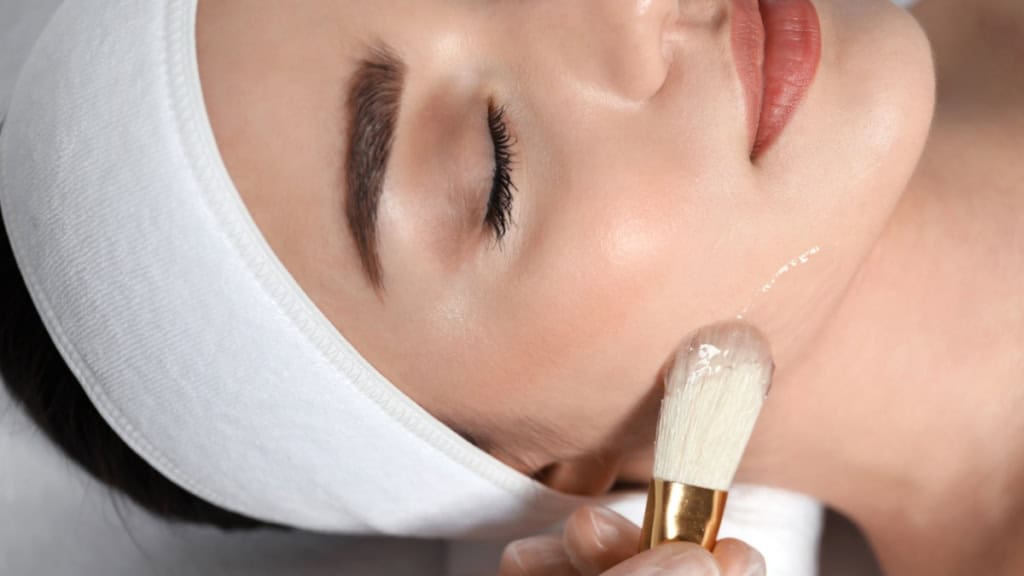 Fruchsäure Peeling Eine Frau erhält ein Fruchtsäure Peeling im Gesicht.