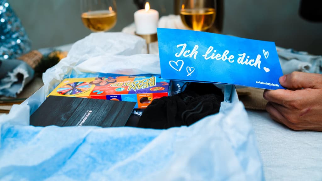 Eine Geschenkbox zu Dinner in the Dark wird an Weihnachten ausgepackt.