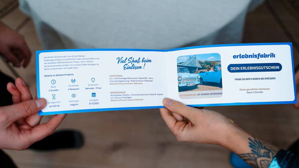 Ein Trabi Erlebnisgutschein der Erlebnisfabrik wird überreicht.