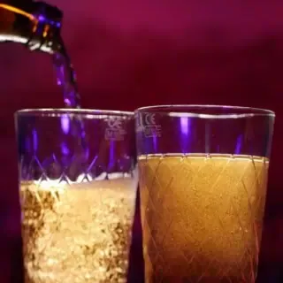 Zwei Gläser werden in einer Bar mit Apfelwein gefüllt.