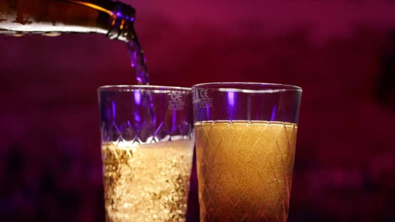 Zwei Gläser werden in einer Bar mit Apfelwein gefüllt.