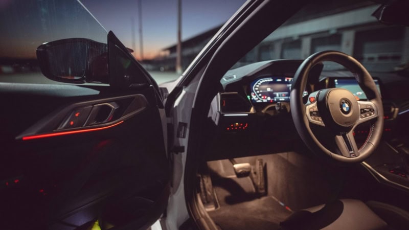 Cockpit vom BMW M4 mit offener Fahrertür und Pedalerie im Fußraum