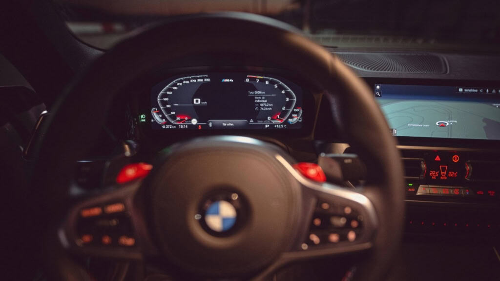 BMW M4_Lenkrad Lenkrad und beleuchtetes Tacho im Detail vom BMW M4