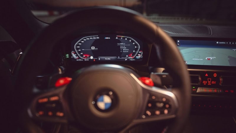 Lenkrad und beleuchtetes Tacho im Detail vom BMW M4