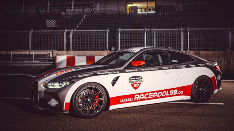 BMW M4 in der Seitenansicht auf der Rennstrecke