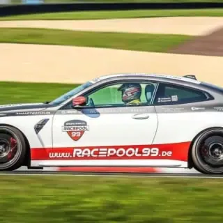 BMW M4 auf der Rennstrecke im rasanten tempo