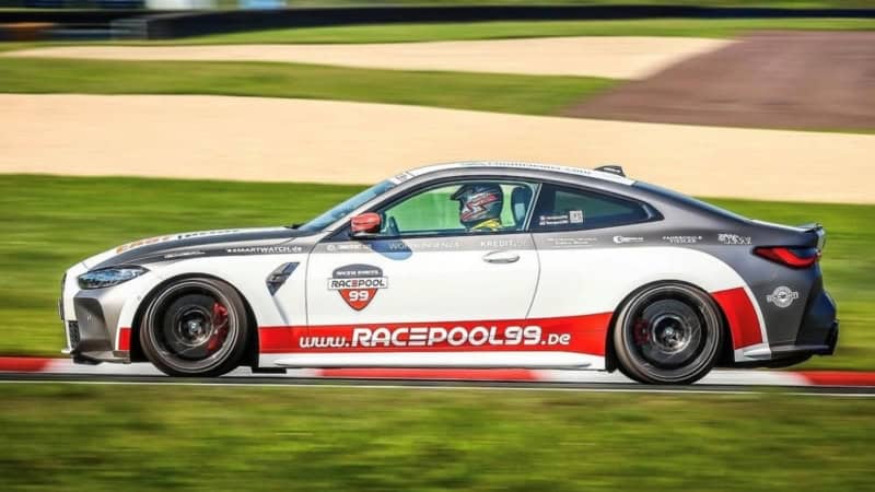 BMW M4 auf der Rennstrecke im rasanten tempo