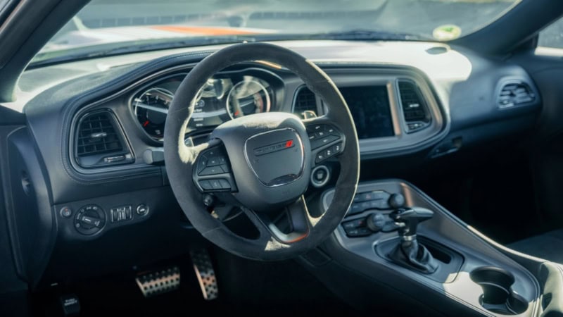 Cockpit vom Dodge Challenger mit Blick auf das Lenkrad