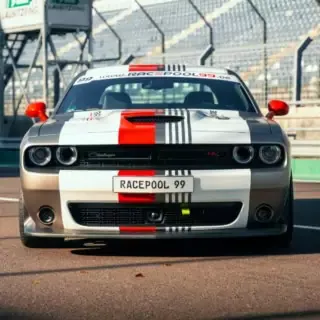 Dodge Challenger in Frontalansicht auf der Rennstrecke