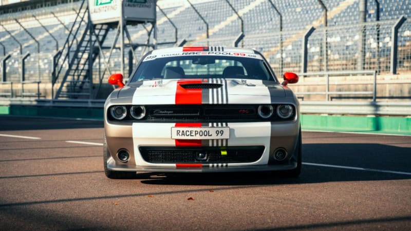 Dodge Challenger in Frontalansicht auf der Rennstrecke