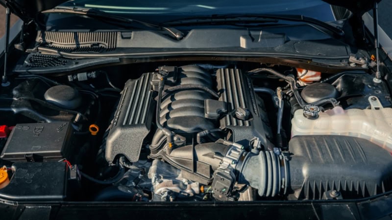 Offene Motorhaube mit Blick auf den Motor vom Dodge Challenger