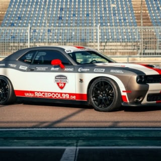 Seitliche Ansicht vom Dodge Challenger in der Boxengasse