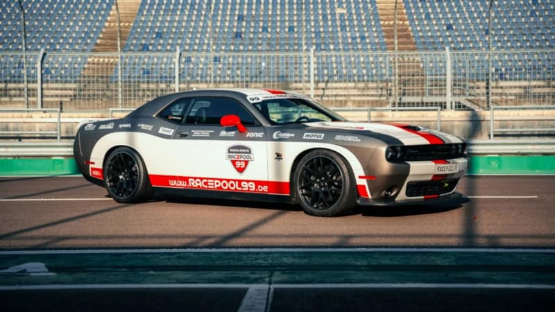 Seitliche Ansicht vom Dodge Challenger in der Boxengasse