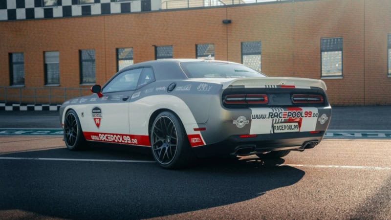 Dodge Challenger in der Heckansicht vor der Boxengasse