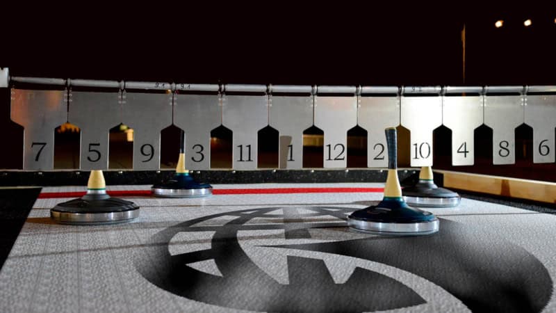 Eine Nahaufnahme einer Bahn für Eisstockschießen in Dresden.