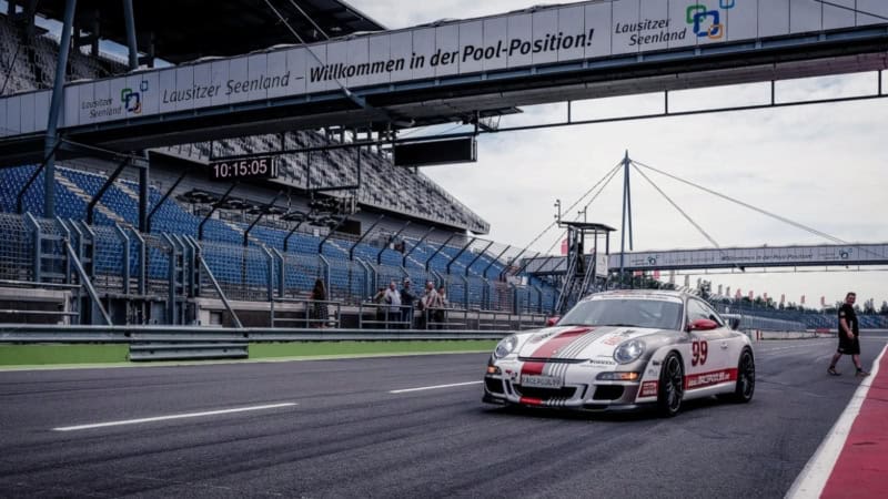 Umgebauter Porsche 911 GT3 Cup für gehandicapte Hobbyrennfahrer am Streckenstart.