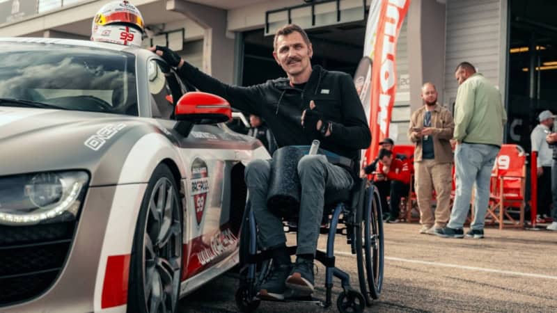 Handicap Fahrer vor Fahrtantritt mit Porsche 911 GT3 Cup an der Rennstrecke