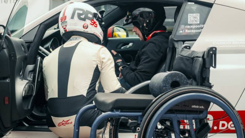 Instruktor gibt Einweisung für den Porsche 911 GT3 Cup vor Rennstart