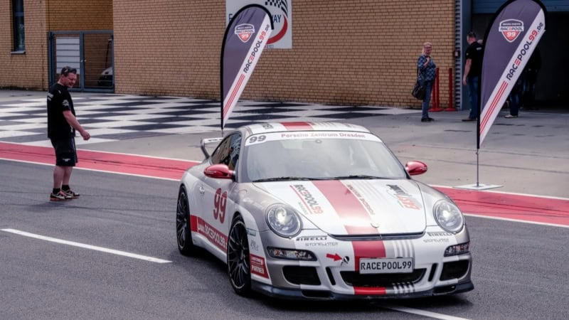 Ansicht des Porsche 911 GT3 Cup für Fahrer mit Handicap auf der Rennstrecke.