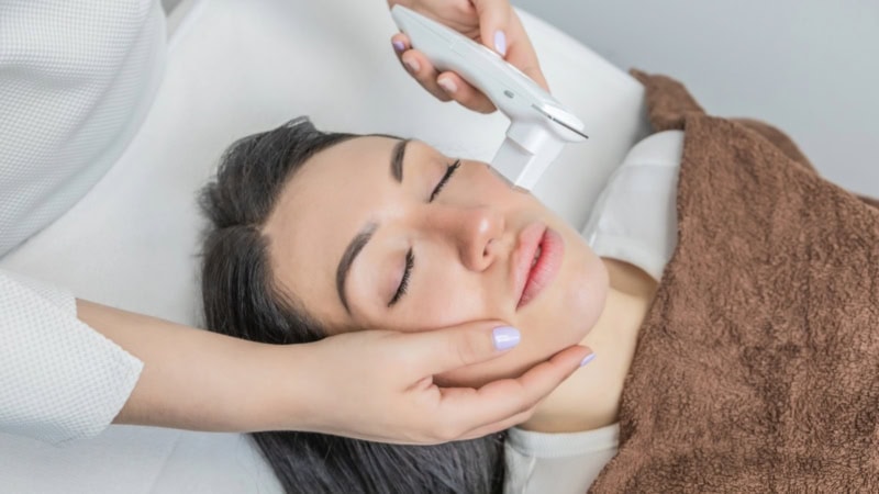 Eine Frau liegt entspannt bei einer Kosmetikbehandlung - Hautanalyse in Kassel