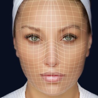 Eine Frau bei der Hautanalyse mit Gesichtserfassung.