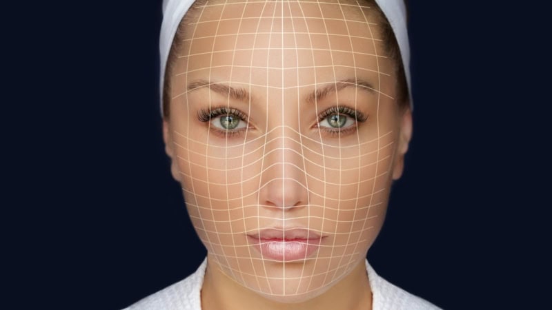 Eine Frau bei der Hautanalyse mit Gesichtserfassung.