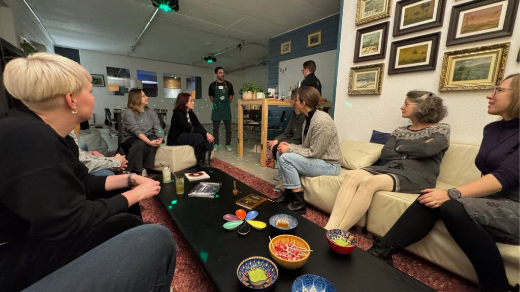 Kochkurs in Hamburg - Kochkursteilnehmer Der Koch und Kursleiter Javier erklärt den Teilnehmern den Ablauf des Abend beim Kochkurs in Hamburg.
