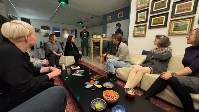 Der Koch und Kursleiter Javier erklärt den Teilnehmern den Ablauf des Abend beim Kochkurs in Hamburg.