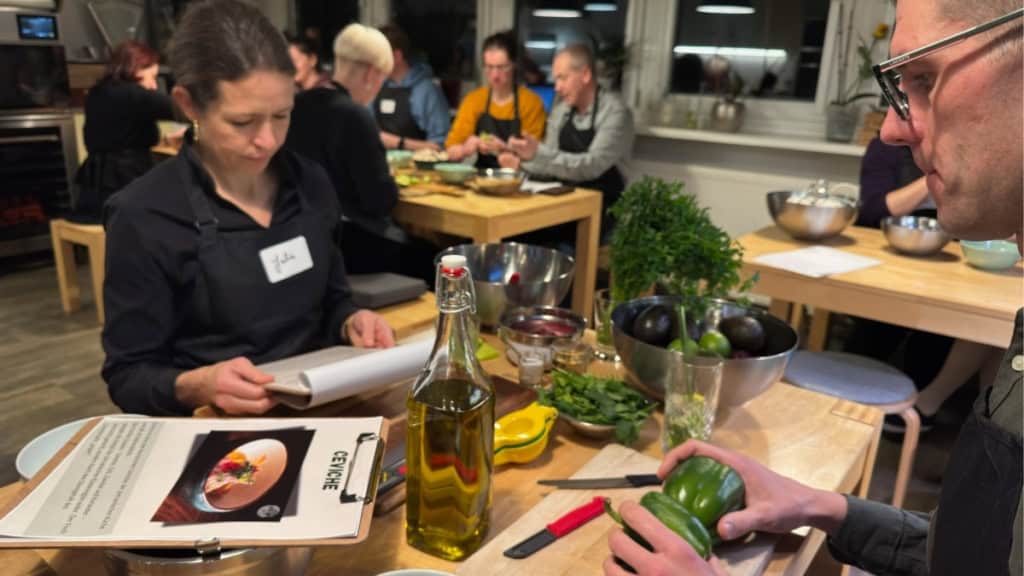 Kochkurs in Hamburg-Zubereitung Die Teilnehmer des Kochkurses schneiden Zutaten für ein südamerikanisches Gericht.