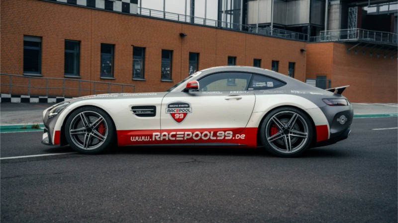 Mercedes AMG GT in der Seitenansicht